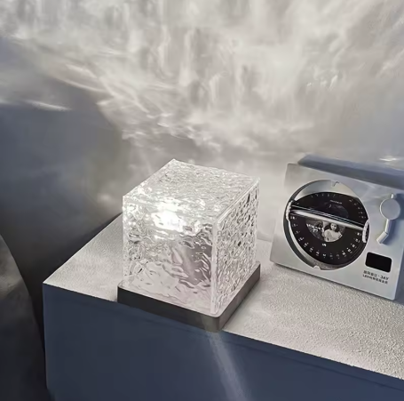 Lámpara de olas en luz blanca sobre una mesa